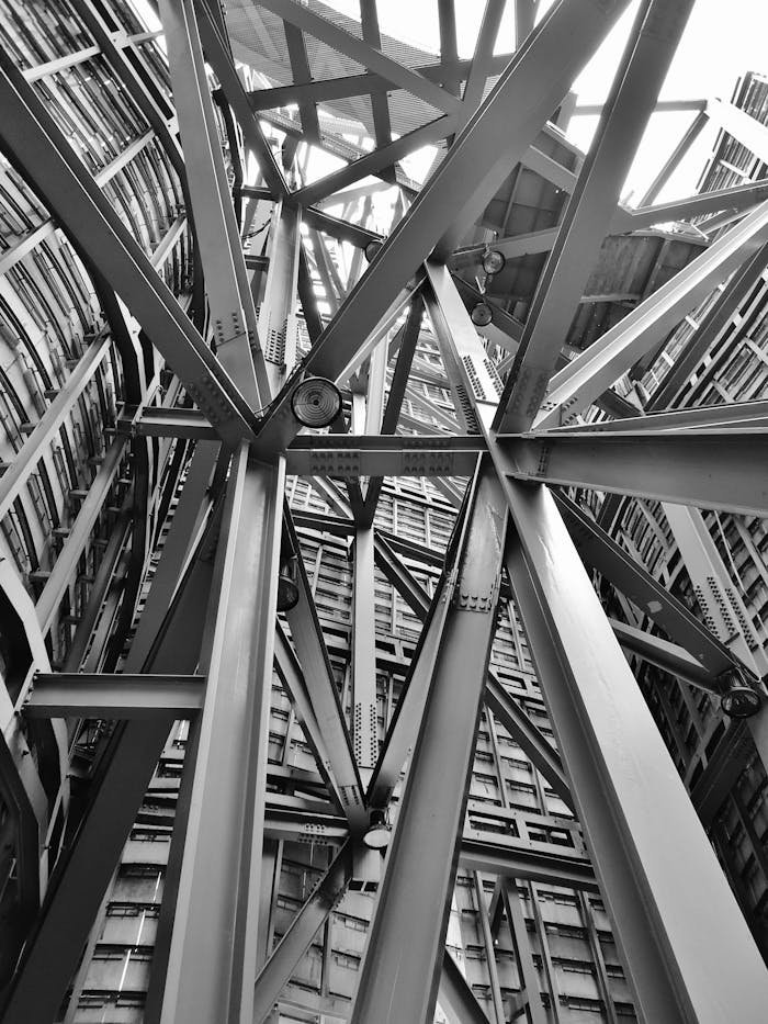 Servicios de construcción en Mallorca. A detailed view of a complex steel framework showcasing modern industrial architecture.